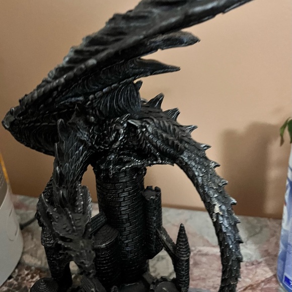 Dragon on castle - Picture 2 of 3